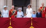 Depois de aparecer sozinha na varanda do Palácio de Buckingham, a rainha Elizabeth 2ª voltou ao local ao lado de sua família