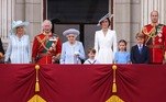 Jubileu de Platina Entre os dias 2 e 5 de junho, foi celebrado o Jubileu de Platina, ou seja, os 70 anos de reinado, de Elizabeth 2ª. Na data, a soberana se tornou a primeira monarca britânica a permanecer tantos anos no trono, à frente de 15 países da Commonwealth. Em razão do evento, o governo britânico decretou feriado nacional com quatro dias de grandes desfiles, corridas de cavalos e apresentações musicais. Mais de 1.000 soldados marcharam no tradicional Trooping the Colour, que costuma comemorar anualmente o aniversário da rainha