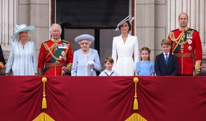 2 a 5 de junho de 2022: O país celebra seu Jubileu de Platina, no qual ela faz apenas duas breves aparições para acenar da sacada do Palácio de Buckingham. 