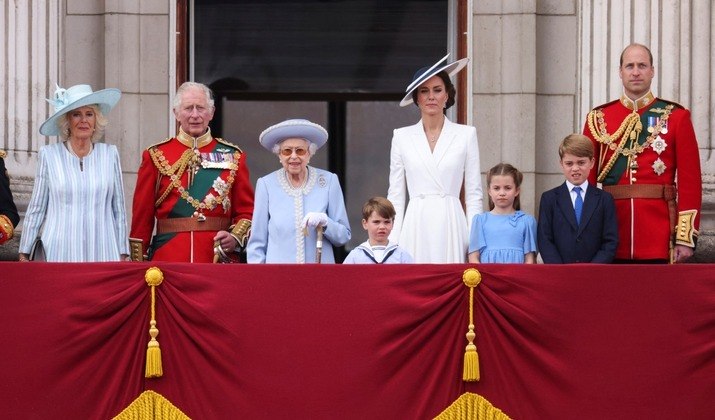 Jubileu de Platina Entre os dias 2 e 5 de junho, foi celebrado o Jubileu de Platina, ou seja, os 70 anos de reinado, de Elizabeth 2ª. Na data, a soberana se tornou a primeira monarca britânica a permanecer tantos anos no trono, à frente de 15 países da Commonwealth. Em razão do evento, o governo britânico decretou feriado nacional com quatro dias de grandes desfiles, corridas de cavalos e apresentações musicais. Mais de 1.000 soldados marcharam no tradicional Trooping the Colour, que costuma comemorar anualmente o aniversário da rainha