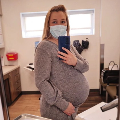 Esta foi a última foto de Courtney grávida postada nas redes sociais, em fevereiro de 2022. Ela passou por 12 gestações em 12 anos
