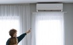 Família testa o novo ar condicionado que foi instalado em casa. Freepik