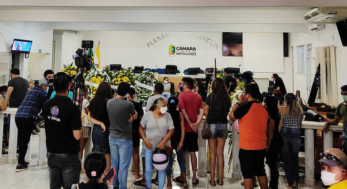 Familiares, fãs e amigos se despedem de Maurílio