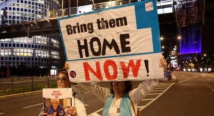Familiares protestam e pedem para reféns serem libertados