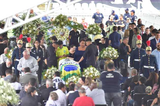 Uma bandeira do Brasil e uma do Santos foram colocadas sobre o caixão de Pelé