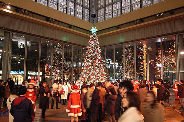 Famílias japonesas passaram a adotar o hábito de montar árvores de Natal, comprar presentes e fazer ceias em que celebram o amor, a união e o espírito alegre que traz boas expectativas para o  novo ano que se aproxima. 