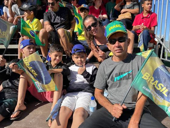 Famílias levaram crianças com bandeiras do Brasil às arquibancadas do desfile de 7 de Setembro na Esplanada dos Ministérios, em Brasília (DF)