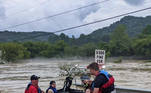 Famílias são resgatadas de botes após tempestade no Kentucky, nos Estados Unidos
