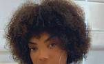 Ludmilla fez das perucas laces uma das marcas de seu visual. Mas também já mostrou o cabelo natural em algumas ocasiões. A foto acima foi publicada por ela nas redes sociais em abril de 2021. Na legenda da publicação, ela ironizou: 'Urgente: Ludmilla tira lace e ganha lugar de fala' e pediu respeito ao cabelo de pessoas negras com as hashtags #meublackminharaiz, #meucabelominhasregras e #respeitaonossocabelo