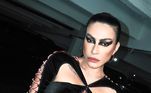 Cleo também elegeu um cropped justíssimo, com amarrações e recortes nas mangas para marcar presença na São Paulo Fashion Week, em junho deste ano