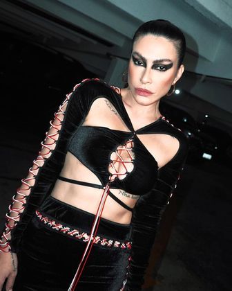 Cleo também elegeu um cropped justíssimo, com amarrações e recortes nas mangas para marcar presença na São Paulo Fashion Week, em junho deste ano