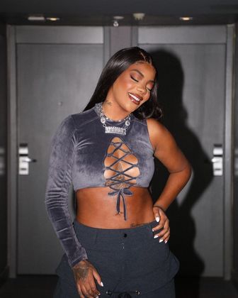 No mês passado, Ludmilla surgiu arrasadora com um cropped estilo segunda pele — ou seja, bastante colado ao corpo. O modelo ainda possui manga única e amarrações. É excelente opção para quem quer dar um toque sensual ao lookVeja também: Ludmilla faz combinações ousadas e mostra que o cropped também pode ser usado no outono-inverno