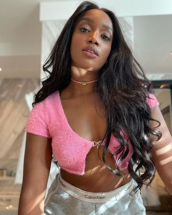 No começo deste mês, Iza compartilhou fotos em que aparece com um look bastante confortável. Ela usou um cropped aberto rosa e felpudo — combinando com o cordão do choker — e um short esportivo cinza com detalhes brancos