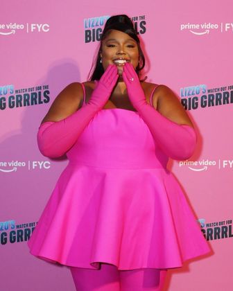 A cantora Lizzo é fã da tendência Barbiecore — e as fotos dela no Instagram podem provar. Em junho, a famosa apareceu toda trabalhada nesse estilo ao usar um look pink composto de vestido rodado, meia-calça, luvas longas e salto plataforma de bico finíssimo