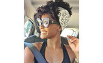 Erika Januza preferiu um look poderoso, com os cachos para cima