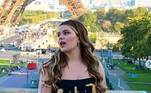 Viih Tube posou em frente à Torre Eiffel com um look diferentão. A influenciadora estava vestindo um conjunto de top e saia com aplicações que remetem a modelos diferentes de cintos. Para completar o visual, a nova morena escolheu tênis brancos — para garantir o conforto na hora de 'bater perna' pelas ruas parisienses — e uma bolsa preta