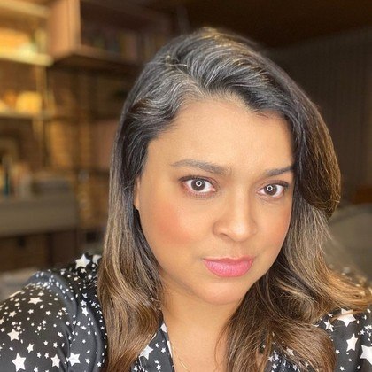 Uma das primeiras a exibir o look natural foi a Preta Gil. Na época, a cantora decidiu usar seu Instagram para falar sobre a mudança: 'Tô amando minha mecha grisalha, não pretendo pintar por hora não”, escreveu Preta, em junho de 2020. Dois meses depois, Preta apareceu com os fios cor de rosa 