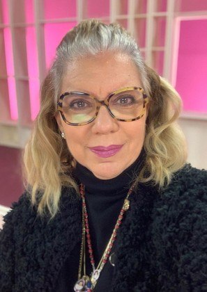 Astrid Fontenelle deixou as raiz sem retoque na pandemia e adotou o visual