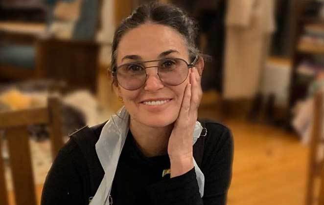 Famosa pelo cabelão poderoso, Demi Moore também entrou na onda do cabelo natural durante a temporada em casa