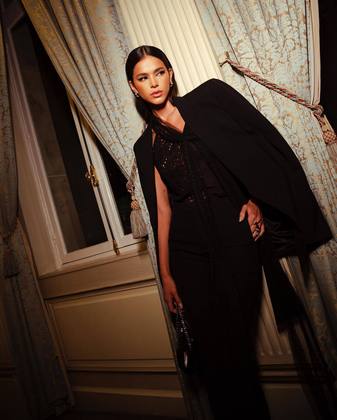 Se você quer um look mais básico e levemente sensual, o exemplo de Bruna Marquezine durante a Semana de Moda de Paris é uma boa referência