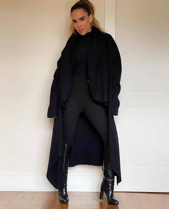 Wanessa surgiu poderosa com um look todo preto - e justíssimo em suas redes sociais nesta semana. A combinação de botas e sobretudo é ideal para os dias frios