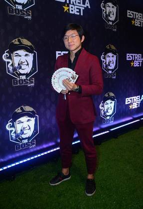 Pyong Lee fugiu da obviedade dos looks formais ao apostar em um terno vinho e combiná-lo com um par de tênis, além de uma camisa preta, que serviu de primeira peça para o look