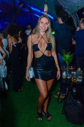 Carol Portaluppi também apostou em um look preto nada básico. Ela usou um body recortado e brilhante com uma minissaia de couro e sandálias. A bolsa branca contrastou com o resto do visual