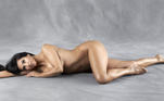 Kim Kardashian posou nua em 2010 para a revista norte-americana Harper's Bazaar e fez questão de dizer, na ocasião, que a foto não tinha Photoshop. 'A mensagem é aceitar suas curvas e quem você é', declarou a socialite 