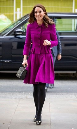 Kate Middleton também escolheu um conjuntinho de saia e camisa de manga longa na cor viva magenta
