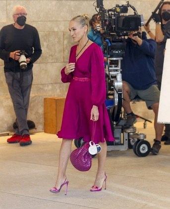 A atriz Sarah Jessica Parker usou não só vestido, como a bolsa e os sapatos na cor do momento