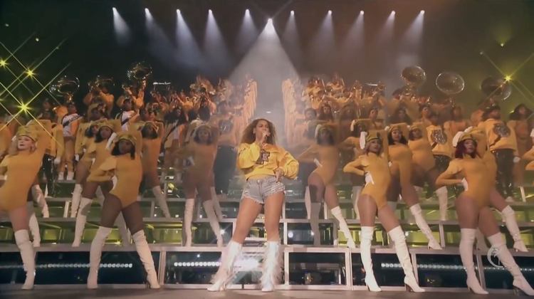 Famoso festival de música, o Coachella, na Califórnia, atraiu Daft Punk, Prince e Radiohead, entre outros. Mas o show de Beyoncé em 2019 é um dos mais simbólicos. Pela 1ª vez uma mulher negra foi atração principal do festival. A cantora refez o trio dos anos 90, “Destiny 's Child” , e cantou com o marido Jay-Z. 