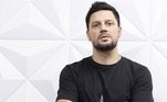 Thiago Servo

Eclético, o cantor começou no pagode, fez sucesso no
sertanejo e hoje se encontra no soft pop. Servo também é responsável pela
composição — com ou sem outros artistas — de grandes sucessos, como Te Vivo (gravada por Luan Santana), Doidaça (gravada por Gusttavo Lima), É Tenso
(por Fernando & Sorocaba), entre muitas outras. Fala se ele não é puro talento!  
