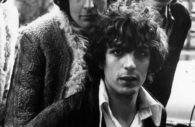 Syd Barrett, um dos fundadores do Pink Floyd, deixou a banda após os dois primeiros álbuns e ficou longe dos holofotes por mais de 30 anos. O artista morreu em 2006