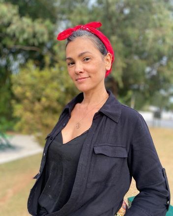 Suzana Alves, sucesso como Tiazinha, nos anos 1990, decidiu se afastar dos holofotes para tentar se desvincular do personagem revelado no programa H, do apresentador Luciano Huck. 'Tive que mudar de lugar por um tempo, sair dos holofotes para poder me encontrar, me enxergar. E isso foi uma necessidade minha', revelou em entrevista à revista Circulo.&nbsp;A ex-Tiazinha, hoje é atriz e empresária. Ela acumula 16 trabalhos na televisão e três telenovelas. O último trabalho na televisão foi em Topíssima, da Record TV, em 2019&nbsp;Veja:&nbsp;Suzana Alves, a eterna Tiazinha, muda o visual e exibe cabelo azul