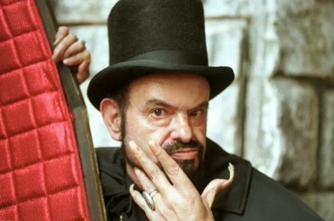José Mojica Marins, nacionalmente conhecido com o personagem Zé do Caixão, passou mais de cinco anos recluso. Em julho de 2019, o artista quebrou o silêncio e conversou com o apresentador Geraldo Luís, da Record TV. À época, ele enfrentava problemas de saúde após uma parada cardíaca. Marins morreu em 19 de fevereiro de 2020&nbsp;