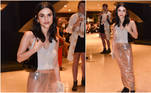 Manu Gavassi foi prestigiar o namorado, o modelo Jullio Reis, no segundo dia de SPFW N56 e elegeu um look nude e transparente para a ocasião. A cantora usou saia de brilhos, coturnos pretos e uma regatinha lisa