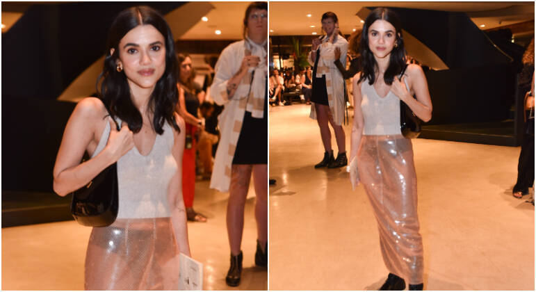 Manu Gavassi foi prestigiar o namorado, o modelo Jullio Reis, e elegeu um look glamouroso para a ocasião. A cantora usou saia de brilhos com transparência, coturnos pretos e uma regatinha