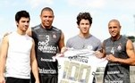 Joe e Nick, da banda Jonas Brothers, também receberam uma camisa do Corinthians com o nome da banda