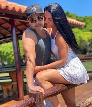 Zezé Di Camargo e a noiva, Graciele Lacerda, estão vivendo na fazenda É O Amor, em Araguapaz, Goiás — na região metropolitana de Goiânia—, desde o início da pandemia do novo coronavírus
