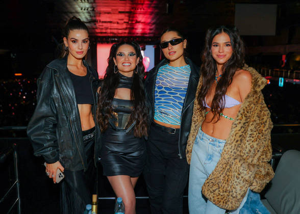 Camila Queiroz, Juliette, Sasha e Bruna Marquezine também tiraram fotos juntas durante o evento