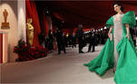 Pela primeira vez em mais de 60 anos o tapete vermelho do Oscar não é vermelho. Os organizadores escolheram uma cor champanhe para receber as celebridades na festa, como a atriz Fan Bingbing, que chegou com um deslumbrante vestido verde e prateado