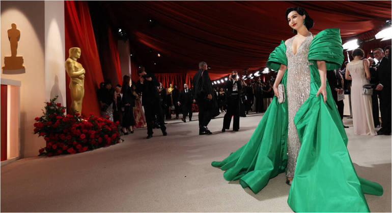 Pela primeira vez em mais de 60 anos o tapete vermelho do Oscar não é vermelho. Os organizadores escolheram uma cor champanhe para receber as celebridades na festa, como a atriz Fan Bingbing, que chegou com um deslumbrante vestido verde e prateado