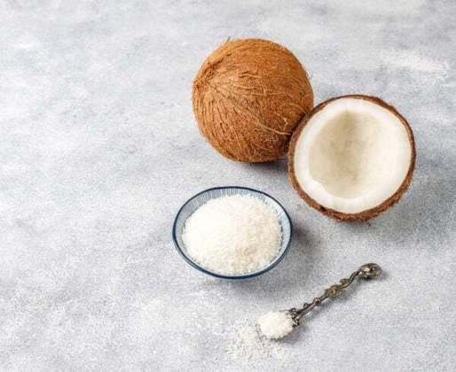 Farinha de coco: É extremamente nutritiva e auxilia no funcionamento do intestino e na diminuição do colesterol. Por não conter glúten, a farinha de coco também é ótima para substituir a farinha branca nas receitas.