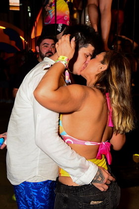 A funkeira Valesca Popozuda aproveitou bastante a Farofa e foi fotografada aos beijos no último dia de festa