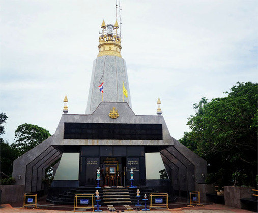  Farol de Promthep Cape, Tailândia - Fica na colina do cabo Promthep, na ilha Phuket, na Tailândia. Construído em 1996 em homenagem ao Rei Bhumibol Adulyadej, abriga um museu náutico, altar budista e restaurante. 
