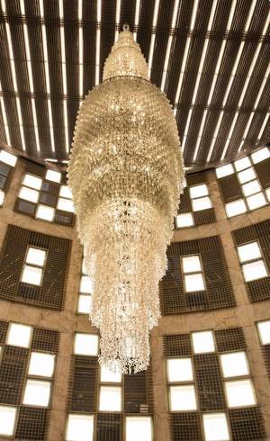 O lustre tem 10 mil peças de cristal (Edu Garcia)