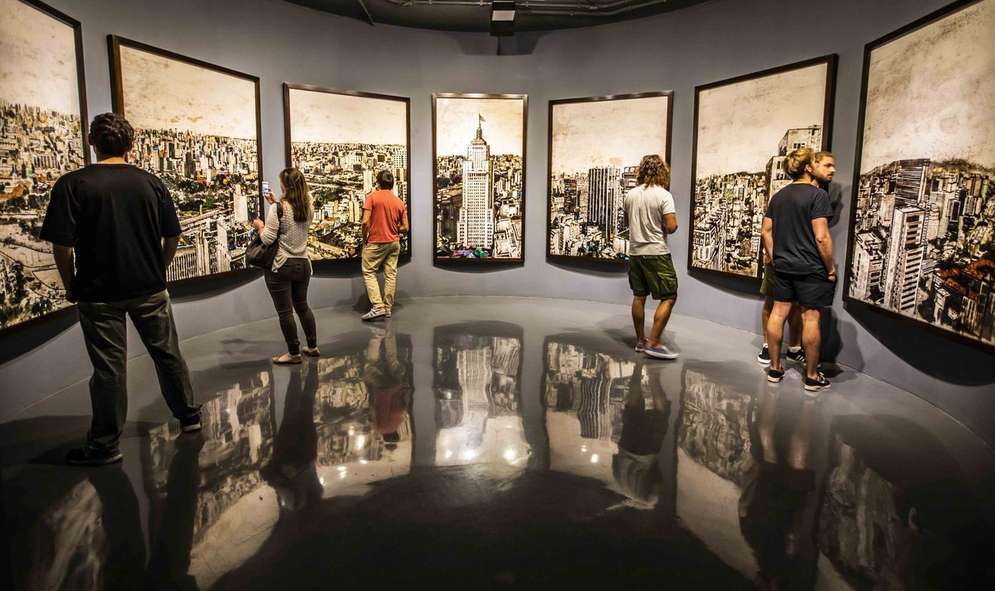 Visitantes apreciam a vista da cidade por Vik Muniz (Edu Garcia)