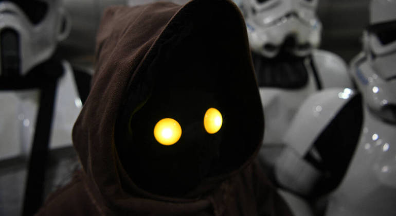 Tinha até um jawa no meio da galera, provavelmente querendo levar vantagem em algum negócio