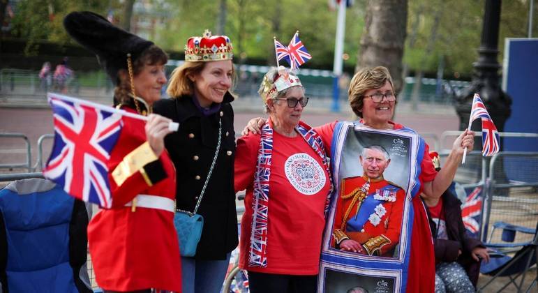 Fãs da realeza se reúnem na avenida Mall, onde fica o Palácio de Buckingham