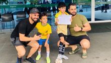 Fãs de Neymar esperam notícias do craque na porta de hospital onde ele é operado